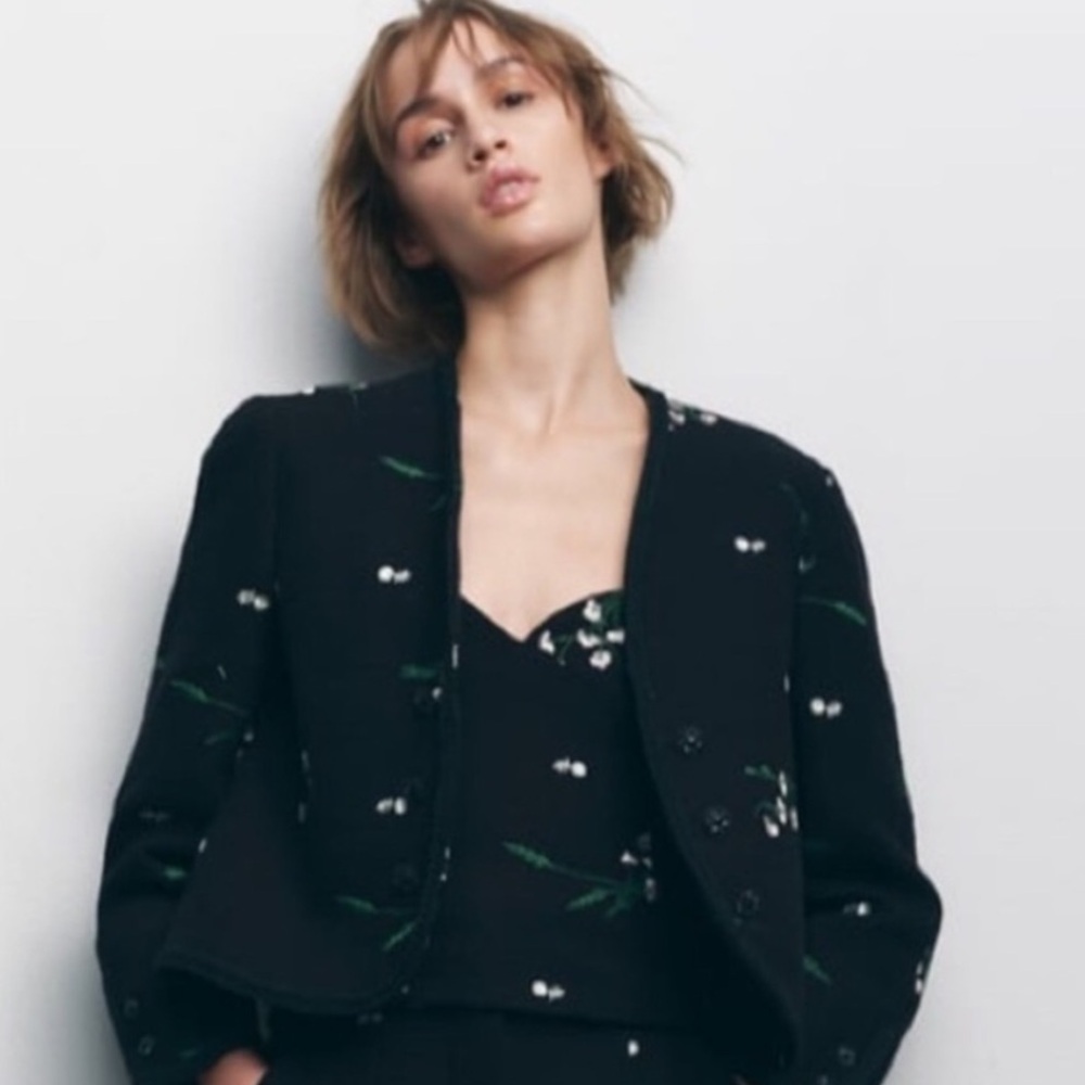 EUC - Zara Embroidered White Flower Blazer